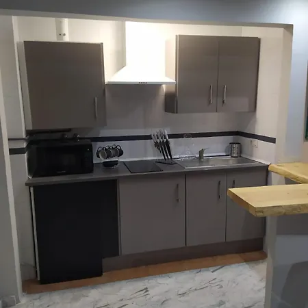 San Lazaro Square Apartment *
